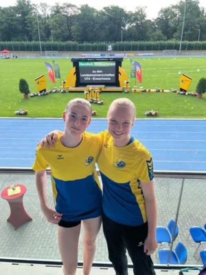 Tamina und Sarah bei Veranstaltungsbeginn 