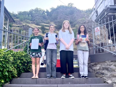 Die Preistr&auml;gerinnen der Klasse 6a  (Bild vergr&ouml;&szlig;ern)