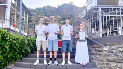 Von links nach rechts: Malte Sczesny (10b), Max Gugler (10b), Kubrat Karov (9a) und Jessica Mangano (9c) waren beim Solowettbewerb in der Wettbewerbssprache Englisch erfolgreich  (Bild vergr&ouml;&szlig;ern)