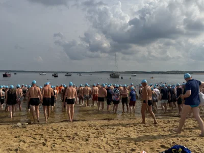 Boote und Badekappen  (Bild vergr&ouml;&szlig;ern)