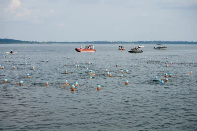 schwimmende Badekappen Foto Hecht  (Bild vergr&ouml;&szlig;ern)