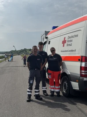 Erste Hilfe Team mit Seebr&uuml;cke  (Bild vergr&ouml;&szlig;ern)