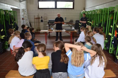 Foto des Albums: Besuch bei der Feuerwehr in Lünern