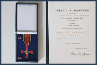 Orden mit Verleihungsurkunde  (Bild vergr&ouml;&szlig;ern)