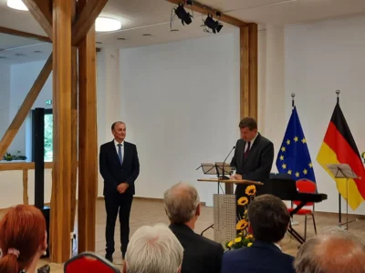 der MP h&auml;lt die Laudatio  (Bild vergr&ouml;&szlig;ern)