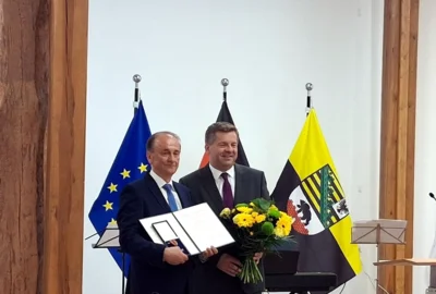 Ministerpr&auml;sident Sven Schulze (r.) &uuml;berreicht die Auszeichnung des Bundespr&auml;sidenten  (Bild vergr&ouml;&szlig;ern)
