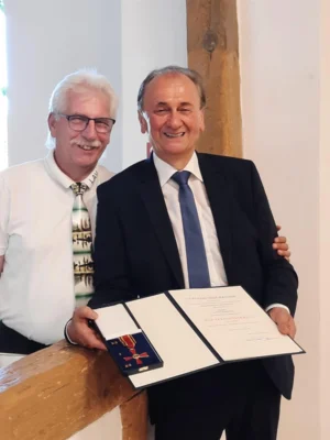 Uwe B&uuml;lau, Pr&auml;sident des Landesanglerverbandes z&auml;hlt zu den ersten Gratulanten  (Bild vergr&ouml;&szlig;ern)