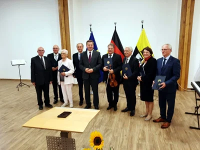 Arndt Kemesies (4.v.l.) im Kreis der Geehrten  (Bild vergr&ouml;&szlig;ern)