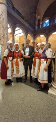 Vorschaubild: Wischauer-Frauen-mit-M Witzleb, Museumsdirektor DGF