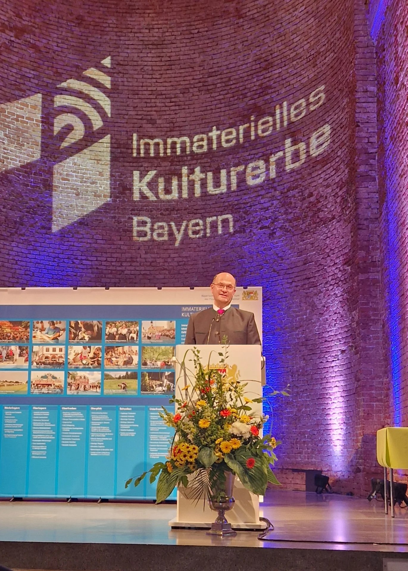Bild: Minister-Füracker-bei-der-Laudatio