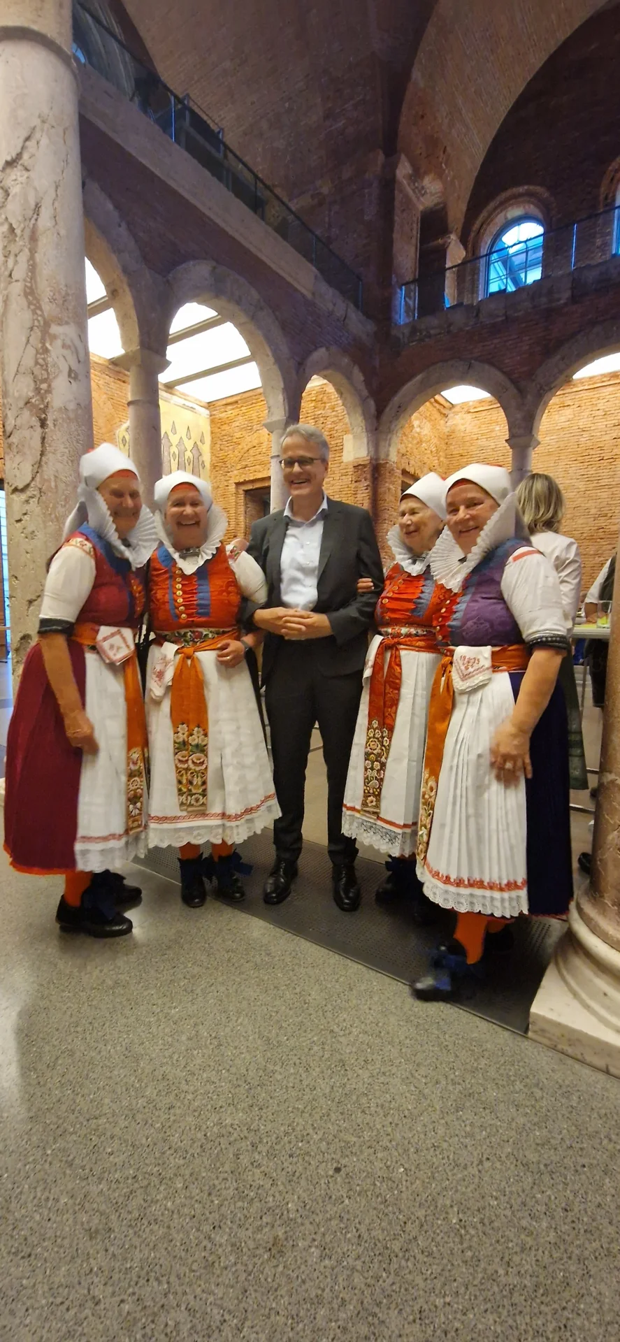 Bild: Wischauer-Frauen-mit-M Witzleb, Museumsdirektor DGF