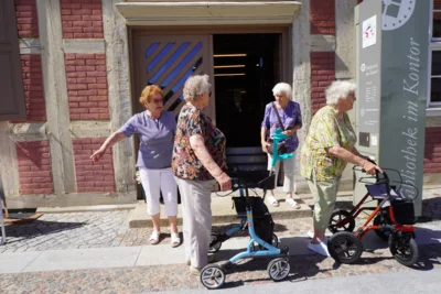 Fotoalbum Seniorenwoche: Bibliothek im Kontor