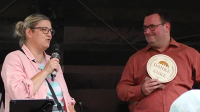 Sichtlich ger&uuml;hrt dankte Anke Losack den Anwesenden, die ihr ein lautes DANKE - ANKE entgegen riefen.  (Bild vergr&ouml;&szlig;ern)