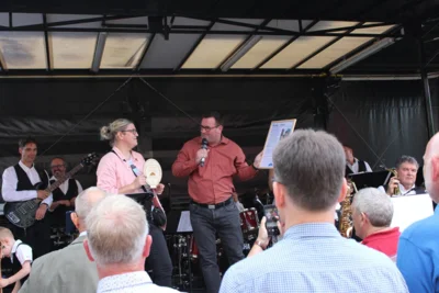 Doch nach dem ersten Musikst&uuml;ck der BigBand bat B&uuml;rgermeister Andreas Nette sie pl&ouml;tzlich auf die B&uuml;hne und ehrte sie f&uuml;r ihre langj&auml;hrige journalistische Arbeit f&uuml;r Querfurt.  (Bild vergr&ouml;&szlig;ern)