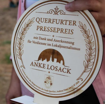 Erstmals &uuml;berreichte B&uuml;rgermeister Andreas Nette den Querfurter Pressepreis.  (Bild vergr&ouml;&szlig;ern)