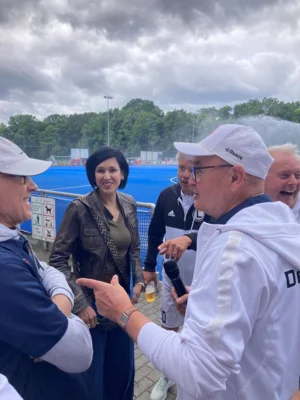 Sehr offen und unverkrampft stand sie dann unseren europ&auml;ischen Sportlern f&uuml;r Erinnerungsfotos zur Verf&uuml;gung.  (Bild vergr&ouml;&szlig;ern)