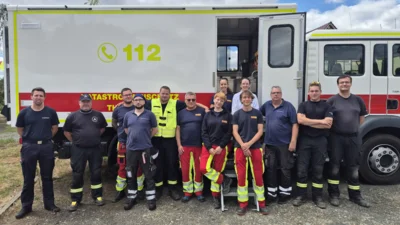 Team mit Einsatzleitung  (Bild vergr&ouml;&szlig;ern)