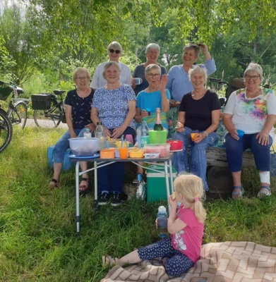 Foto des Albums: 2026-06-30 LandFrauen Uetze: Radle ma(h)l - Radtour zur LandFrauen-Bank nach Dollbergen mit Mitbring-Picknick