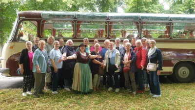 Foto des Albums: 2026-07-04 LandFrauen Uetze: Mit dem Oldtimer-SolarBus und Marktfrau Margarete Käse durch Hannover