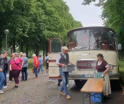 Foto des Albums: 2026-07-04 LandFrauen Uetze: Mit dem Oldtimer-SolarBus und Marktfrau Margarete Käse durch Hannover