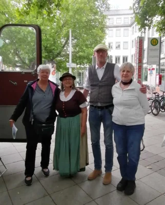 Foto des Albums: 2026-07-04 LandFrauen Uetze: Mit dem Oldtimer-SolarBus und Marktfrau Margarete Käse durch Hannover