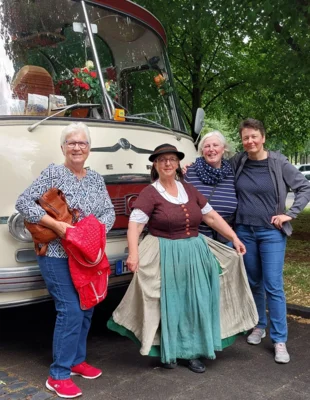 Foto des Albums: 2026-07-04 LandFrauen Uetze: Mit dem Oldtimer-SolarBus und Marktfrau Margarete Käse durch Hannover