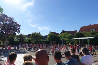 Foto des Albums: Sommerliche Schulhocketse begeistert Groß und Klein