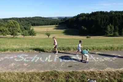 Foto des Albums: Sommerliche Schulhocketse begeistert Groß und Klein