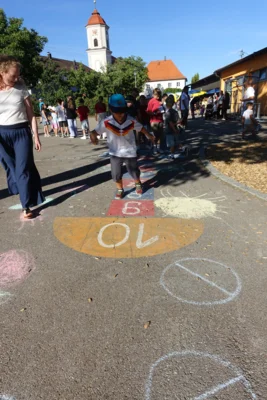 Foto des Albums: Sommerliche Schulhocketse begeistert Groß und Klein