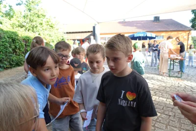Foto des Albums: Sommerliche Schulhocketse begeistert Groß und Klein
