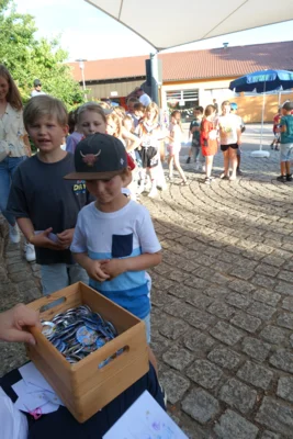 Foto des Albums: Sommerliche Schulhocketse begeistert Groß und Klein