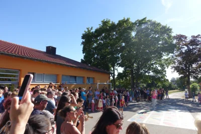 Foto des Albums: Sommerliche Schulhocketse begeistert Groß und Klein