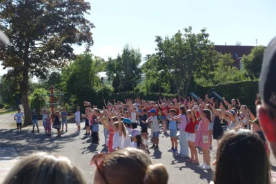 Foto des Albums: Sommerliche Schulhocketse begeistert Groß und Klein