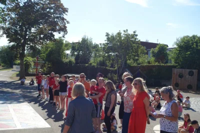 Foto des Albums: Sommerliche Schulhocketse begeistert Groß und Klein