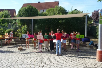Foto des Albums: Sommerliche Schulhocketse begeistert Groß und Klein