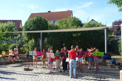 Foto des Albums: Sommerliche Schulhocketse begeistert Groß und Klein