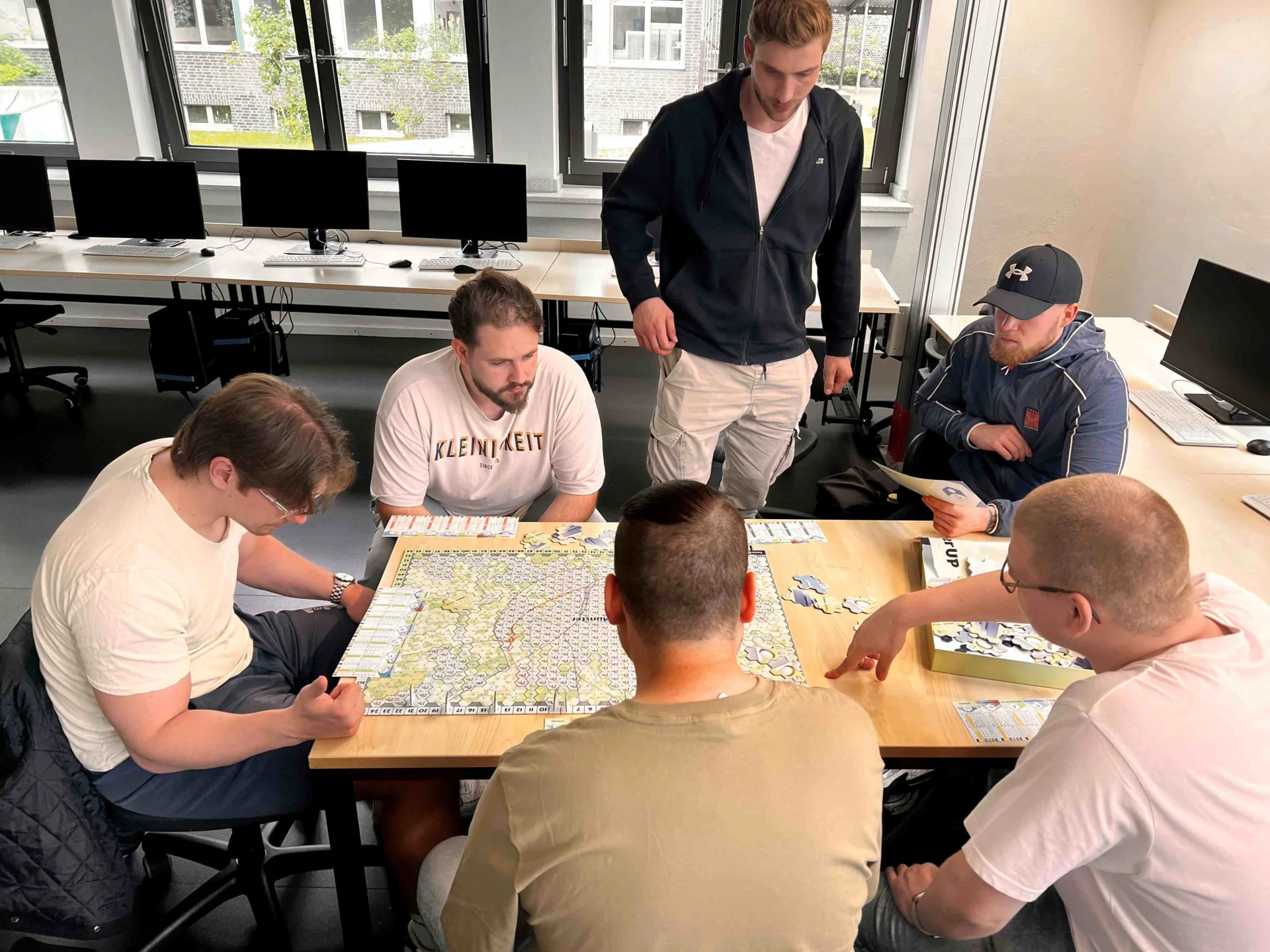 Bild: Die Gruppen beim Spiel
