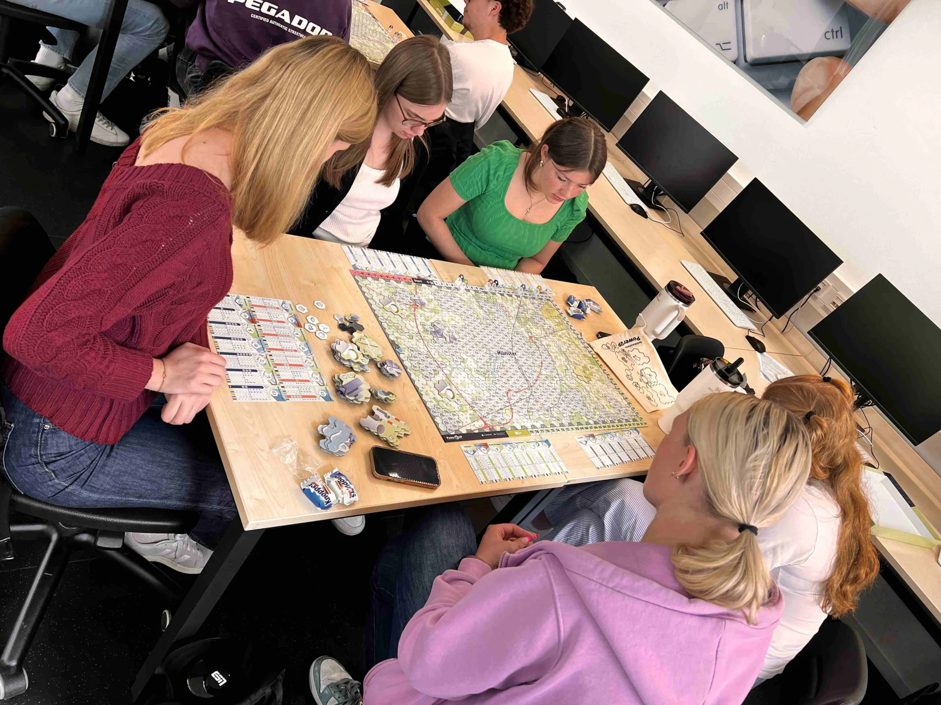 Bild: Die Gruppen beim Spiel