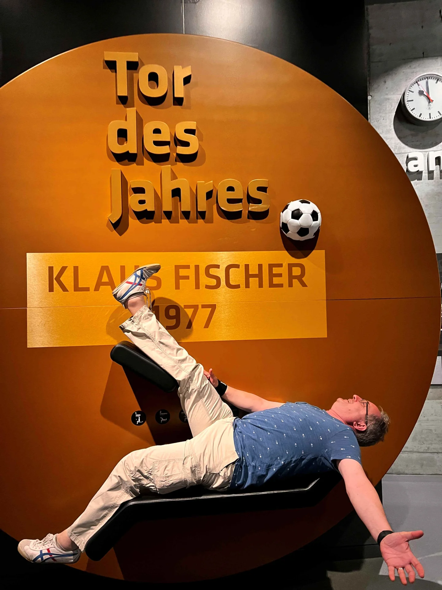 Bild: Voller Einsatz: Herr Grimm beim legendären „Fallrückzieher“ von Klaus Fischer 1977
