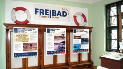 Foto des Albums: KUNST VON HIER 2026 - 100 Jahre Freibad Dahme/Mark - Ausstellungseröffnung am 03.07.26 (08.07.2026)