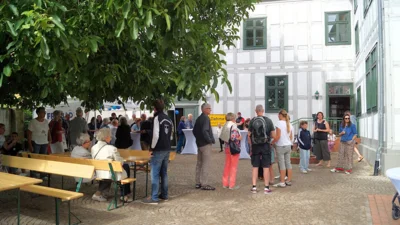 Foto des Albums: KUNST VON HIER 2026 - 100 Jahre Freibad Dahme/Mark - Ausstellungseröffnung am 03.07.26 (08.07.2026)