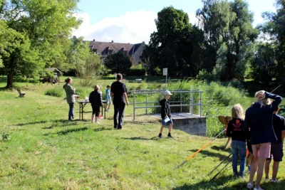 W&auml;hrend im Vordergund noch der Zusammenbau der Angeln l&auml;uft, werden im Hintergrund schon Wasserproben genommen und mit Andreas Lau vom Anglerverein analysiert 