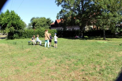 Nadine Ehrig vom AV Beyernaumburg &uuml;bt mit den Kindern zielgenaue W&uuml;rfe auf das Arenbergtuch 