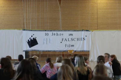 Foto des Albums: 10 Jahre im falschen Film - Die zehnte Klasse feiert ihren letzten Schultag