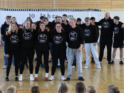 Foto des Albums: 10 Jahre im falschen Film - Die zehnte Klasse feiert ihren letzten Schultag