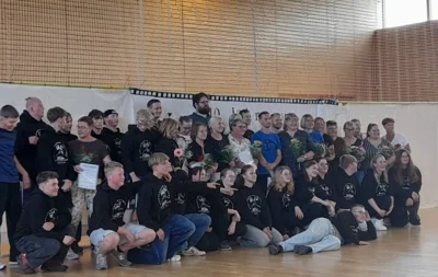 Foto des Albums: 10 Jahre im falschen Film - Die zehnte Klasse feiert ihren letzten Schultag