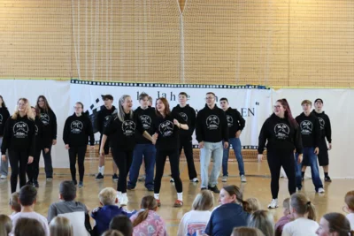 Foto des Albums: 10 Jahre im falschen Film - Die zehnte Klasse feiert ihren letzten Schultag