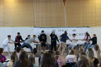 Foto des Albums: 10 Jahre im falschen Film - Die zehnte Klasse feiert ihren letzten Schultag