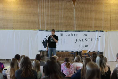 Foto des Albums: 10 Jahre im falschen Film - Die zehnte Klasse feiert ihren letzten Schultag