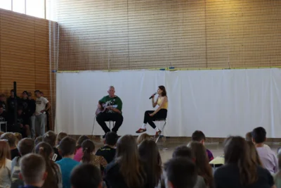 Foto des Albums: 10 Jahre im falschen Film - Die zehnte Klasse feiert ihren letzten Schultag